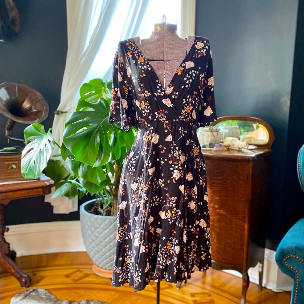 Black floral V neck flowy dress Torrid 0